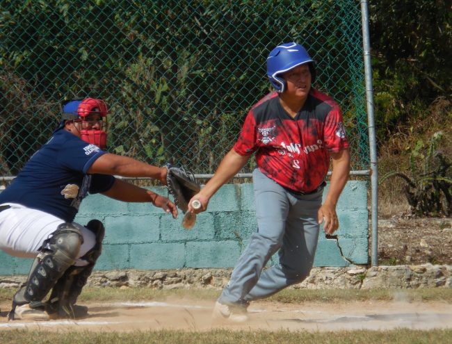 Tony Pech al momento de batear de hit en la liga motuleña