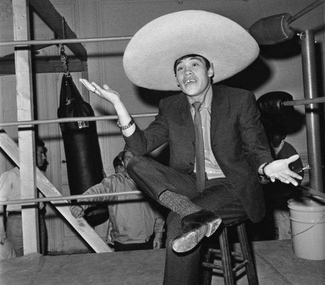 rubén olivares con sombrero de charro