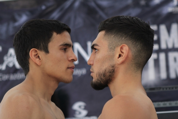 Cuauhtli Guerrero izquierda pesaje vs. Eric Pitbull Gamboa 1 del 240222 en Playa del Carmen, face to face