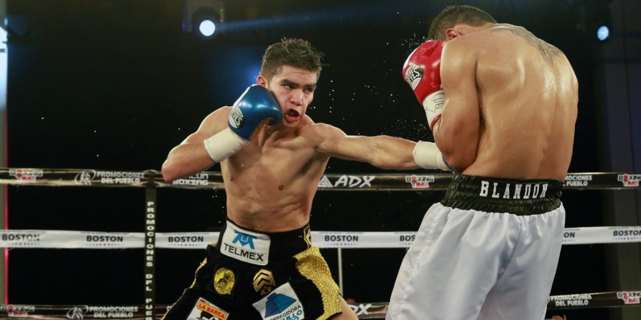 David General Cuéllar vs. Ricardo Big Bang Blandón gkot 6 del 060222 en Colgio Boston de Cancún en su estreno como arena de boxeo, pelea estrella