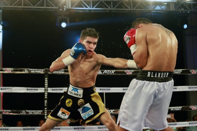 David General Cuéllar vs. Ricardo Big Bang Blandón gkot 6 del 060222 en Colgio Boston de Cancún en su estreno como arena de boxeo, pelea estrella