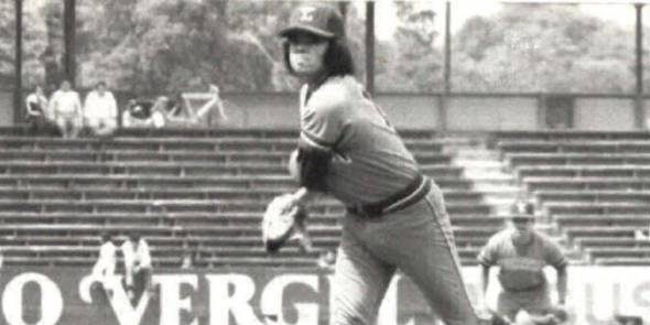Fernando Valenzuela lanzando para los Leones de Yucatán en el parque del Seguro Social
