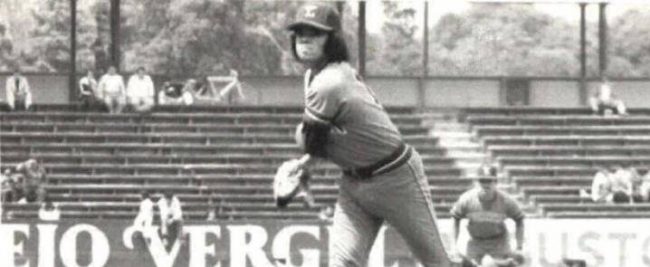 Fernando Valenzuela lanzando para los Leones de Yucatán en el parque del Seguro Social