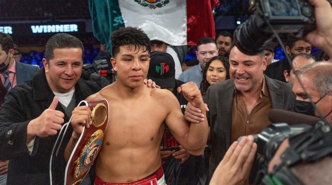 Jaime Munguía vencedor de D´Mitrius Ballard gkot 2 del 190222 en Tijuana con Óscar de la Hoya y Fernando Beltrán