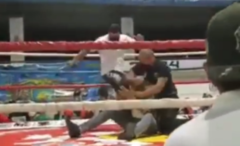 Mario ALfredo Freddy Ríos Urcelay y Gilberto Keb pateando a José Barretas Pinzón del 120222