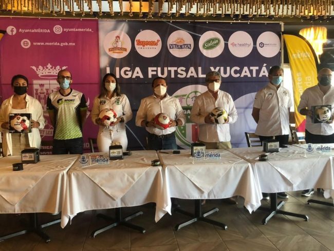 anuncio primer torneo de fútbol sala en Yucatán con Manuel Martín Medina y Jesús Aguilar, del 230222 en restaurante Villa Rica