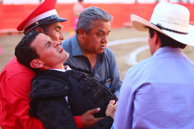 André Lagravere corneado por el primero de la tarde en Ocotlán Jalisco, del 280222 con su apoderado, Manolo Mejía
