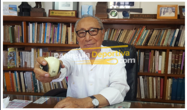 Francisco Luna Kan con pelota de béisbol en sus oficinas domiciliarias con marca de agua