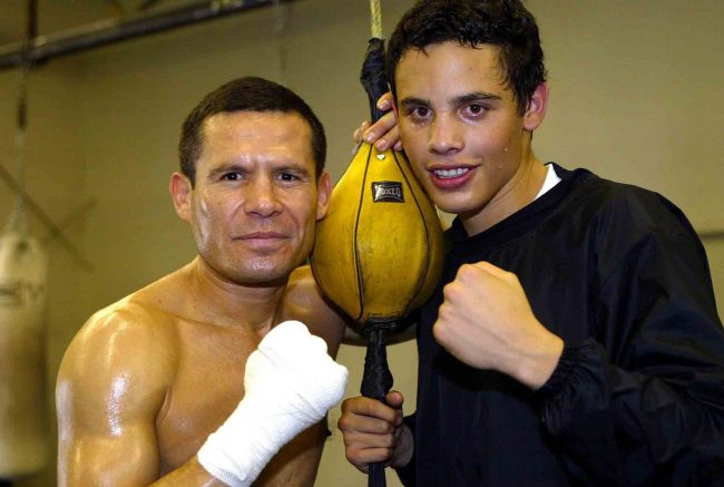 Julio César Chávez sr. con Julio César Chávez jr. junto a pera fija