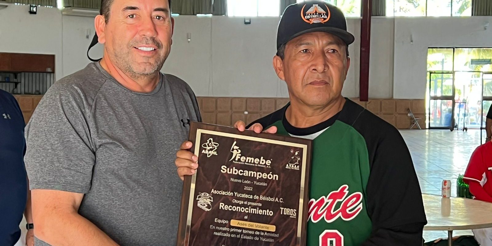 Rudy Martínez y Liberato Balam premiación torneo de la amistad del 270322 en Mérida FUTV