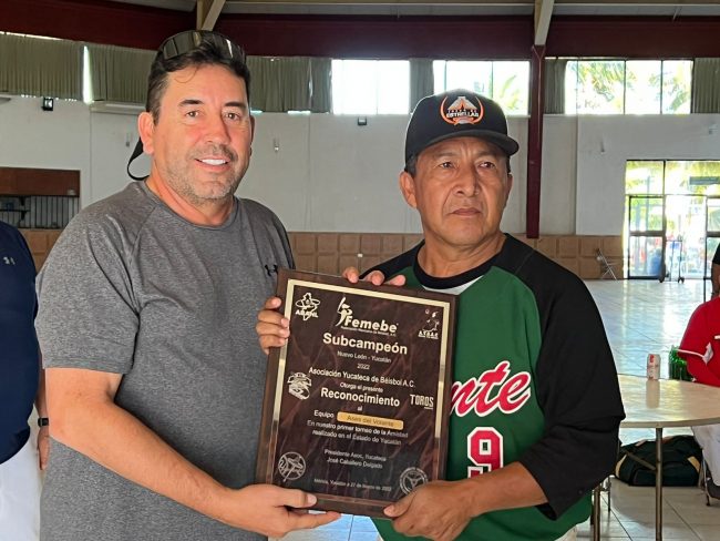 Rudy Martínez y Liberato Balam premiación torneo de la amistad del 270322 en Mérida FUTV