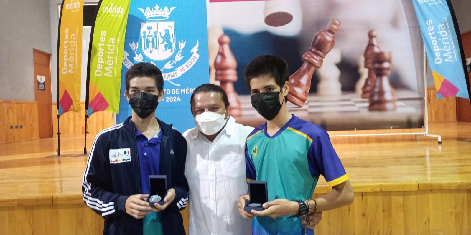 Sión y Atlas Galaviz, ganadores torneo Alejandro Preve Castro del 270322, con Jesús Aguilar Aguilar