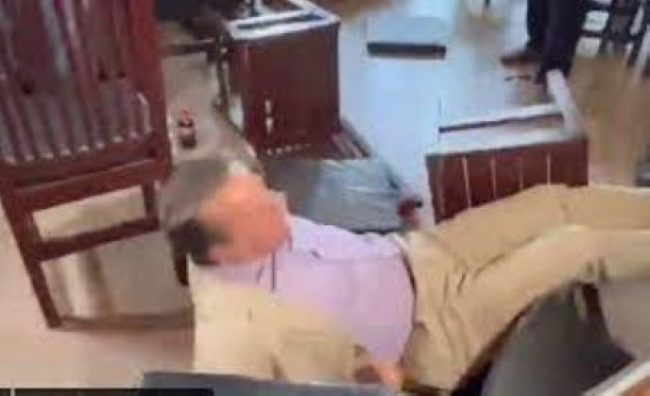 Alfredo Adame tirado en el suelo, pateado por abogado de Carlos Trejo, del 050422 en la Ciudad de México