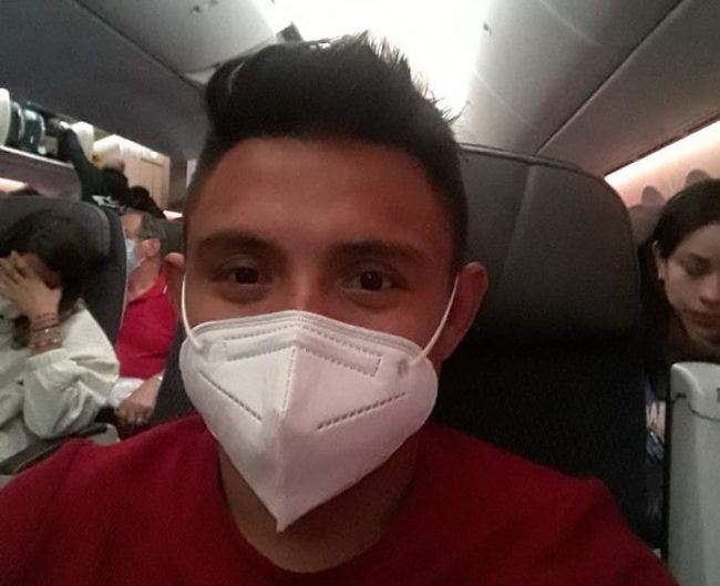 Ángel Cheneque Chan viajando a París para pelear con Alan Plat, del 030422 en avión salido de la Ciudad de México