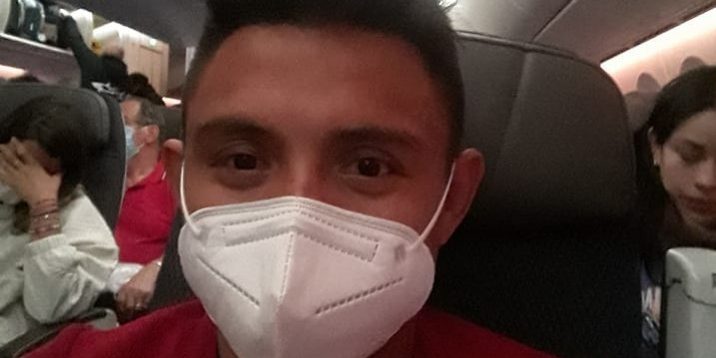 Ángel Cheneque Chan viajando a París para pelear con Alan Plat, del 030422 en avión salido de la Ciudad de México