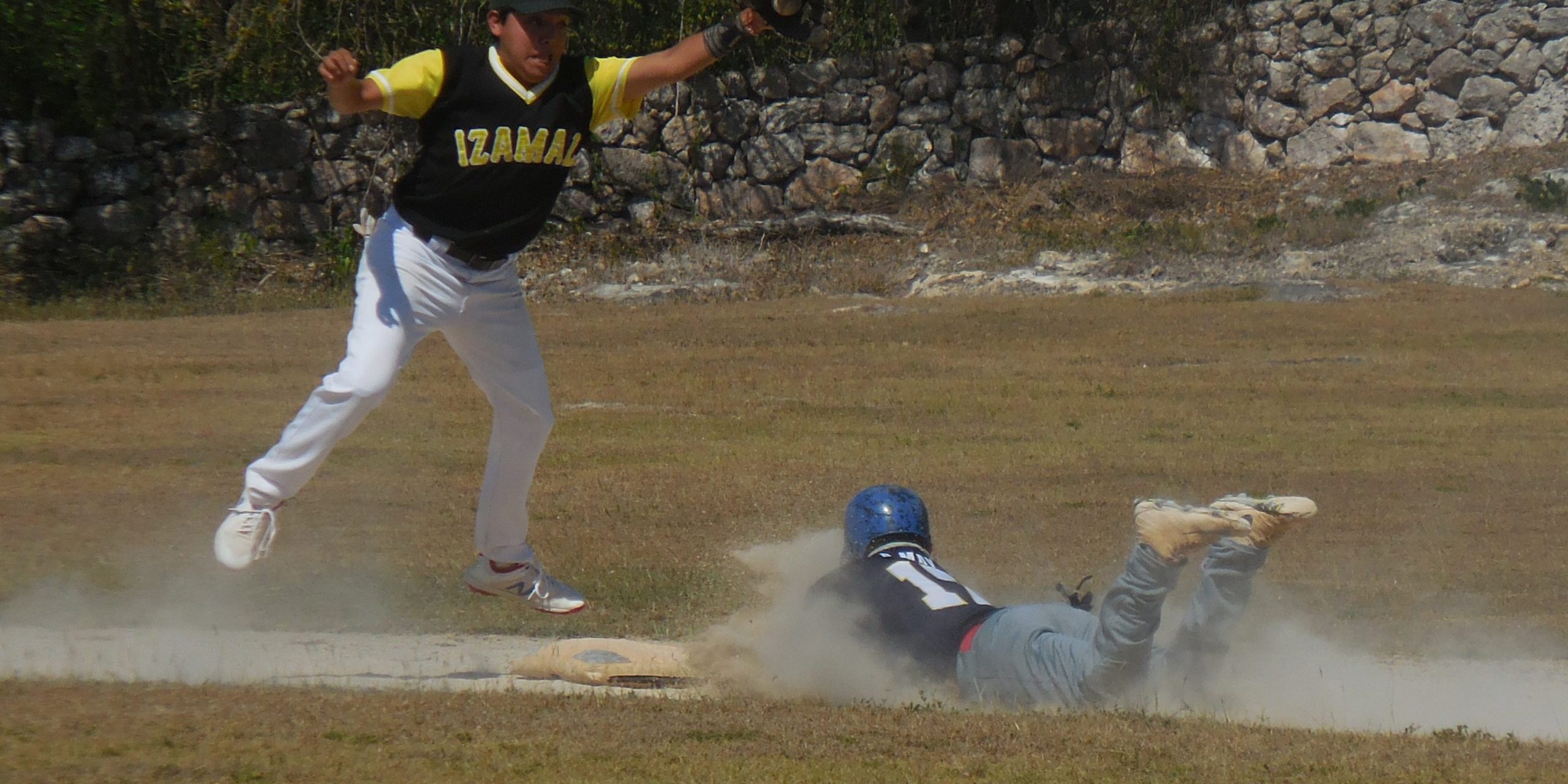El fraile Brayan May llega por el suelo al hurtarse el segundo cojin liga motuleña