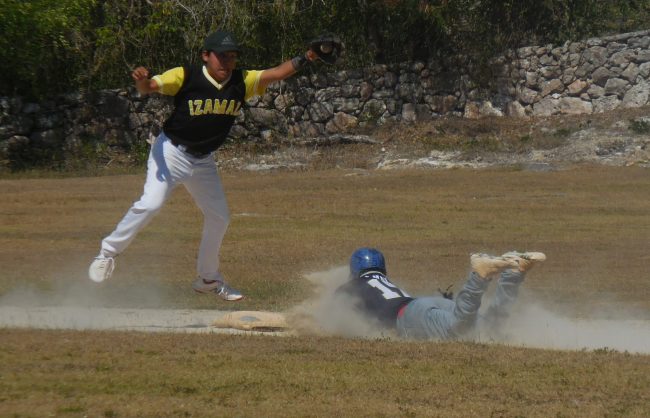 El fraile Brayan May llega por el suelo al hurtarse el segundo cojin liga motuleña