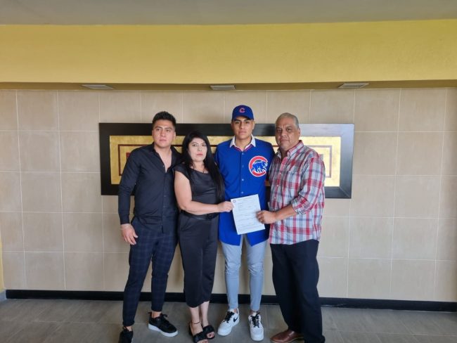 Irving Villanueva, firma con los Cachorros de Chicago, del 270422, en Mazatlán