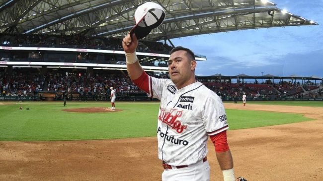 Iván terrazas despidiéndose del público en su retiro con un triunfo, del 260422 en la Ciudad de México Diablos vs. Mariachis 11×9, 1o de la serie
