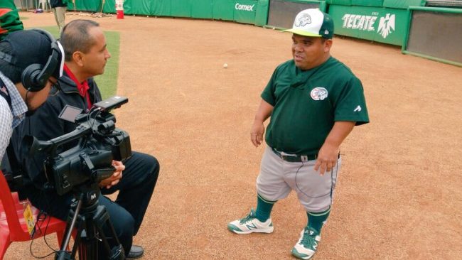 Manny García bat boy leones de yucatán
