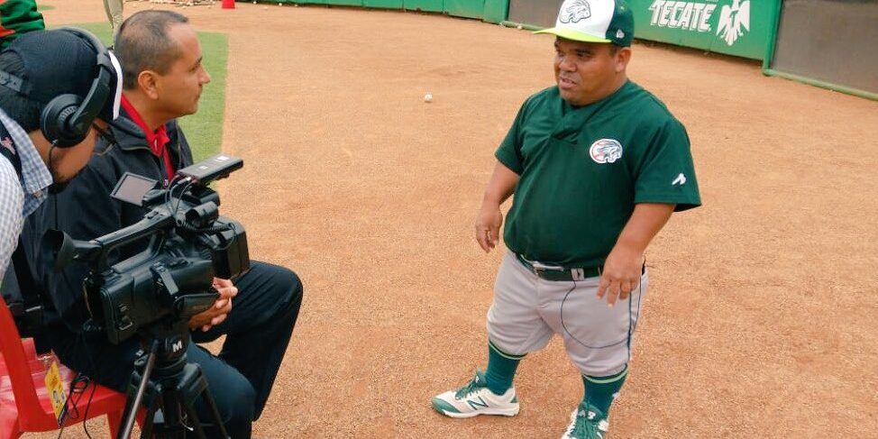 Manny García bat boy leones de yucatán