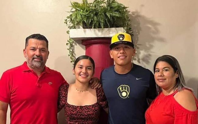 Manuel Rodríguez Daza, firma con los cerveceros de Milwaukee del 060422 en MInatitlán