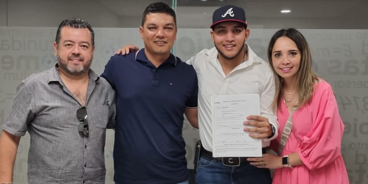 Marco Patiño, de gorra, firmado por los Bravos de Atlanta, de los Leones de Yucatán, del 280422 en Mazatlán