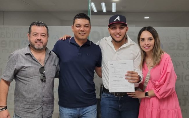 Marco Patiño, de gorra, firmado por los Bravos de Atlanta, de los Leones de Yucatán, del 280422 en Mazatlán