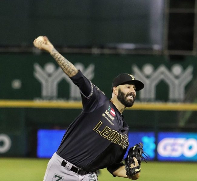 Mike Fiers con uniforme de los Leones de Yucatán
