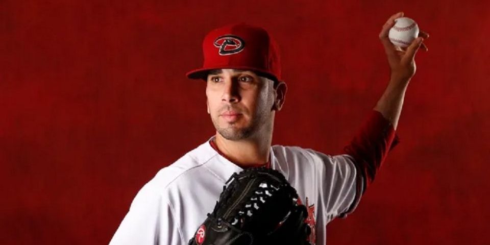 Óliver Pérez, posando con fondo rojo