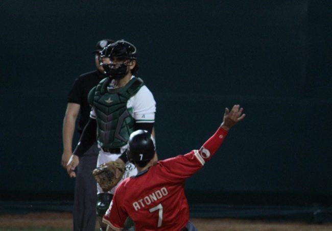 Piratas de Campeche vs. Olmecas de Tabasco juego 7 para los Piratas, 1o de la serie, 13×6 del 290422 en Macuspana, Jason Atondo barriéndose