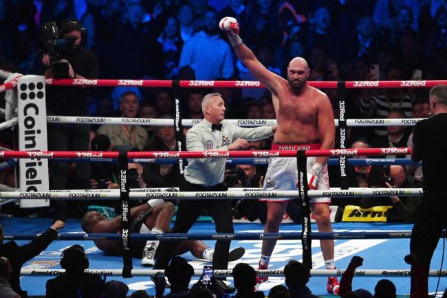 Tyson Fury vs. Dillian White gkot 6 retuvo campeonato mundial completo del CMB 3 del 230422 en Wembley, Londres con réferi Mark Lyson