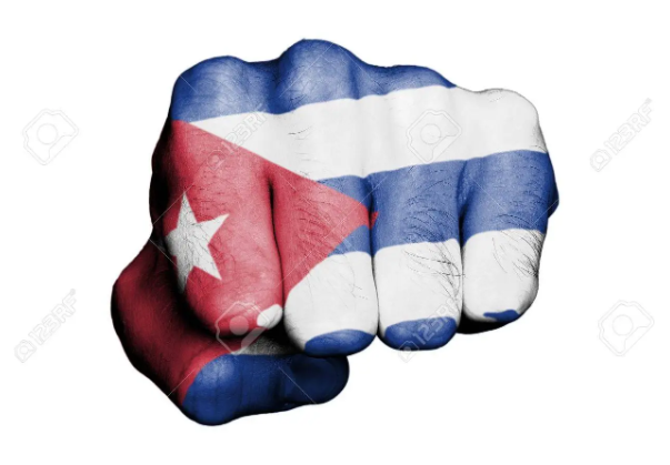 bandera de cuba en puño