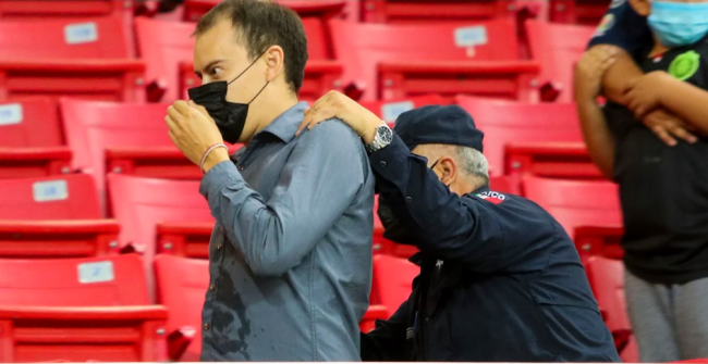 policía corre a fanático por gritar ehh puto