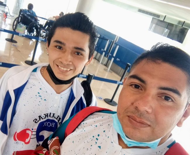 Abraham Falcón con Denovan Salazar salida a Ensenada, para peleae con Ángel Alemán García, del 130522