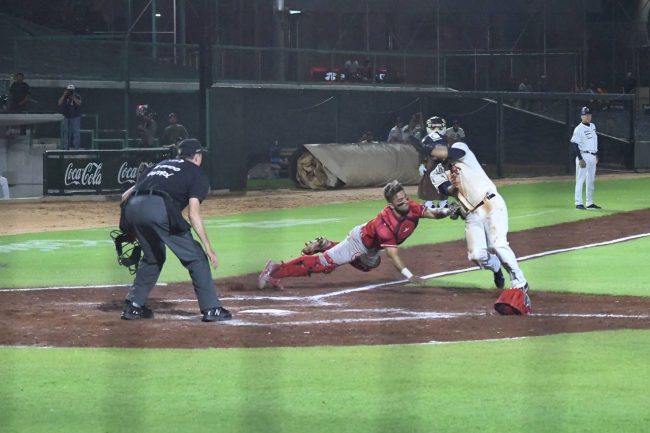 Águila de Veracruz vs. Tigres de Quintana Roo, juego 25, 1o de la serie, 6×4, del 200522 en Cancún, Alan Espinoza, cátcher