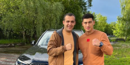 Dmitry Bivol con carro nuevo regalo por vencer a Saúl Canelo Álvarez