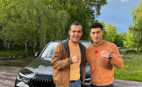 Dmitry Bivol con carro nuevo regalo por vencer a Saúl Canelo Álvarez