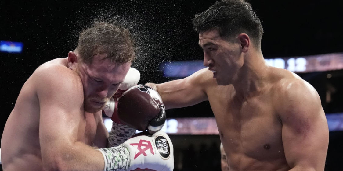 Dmitry Bivol vs. Saúl Canelo Álvarez gdu 12 26 del 070522 en Las Vegas retuvo el súpercampeonato mundial semicompleto de la AMB.jpg