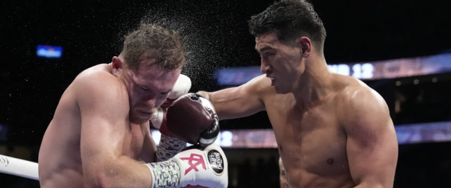 Dmitry Bivol vs. Saúl Canelo Álvarez gdu 12 26 del 070522 en Las Vegas retuvo el súpercampeonato mundial semicompleto de la AMB.jpg
