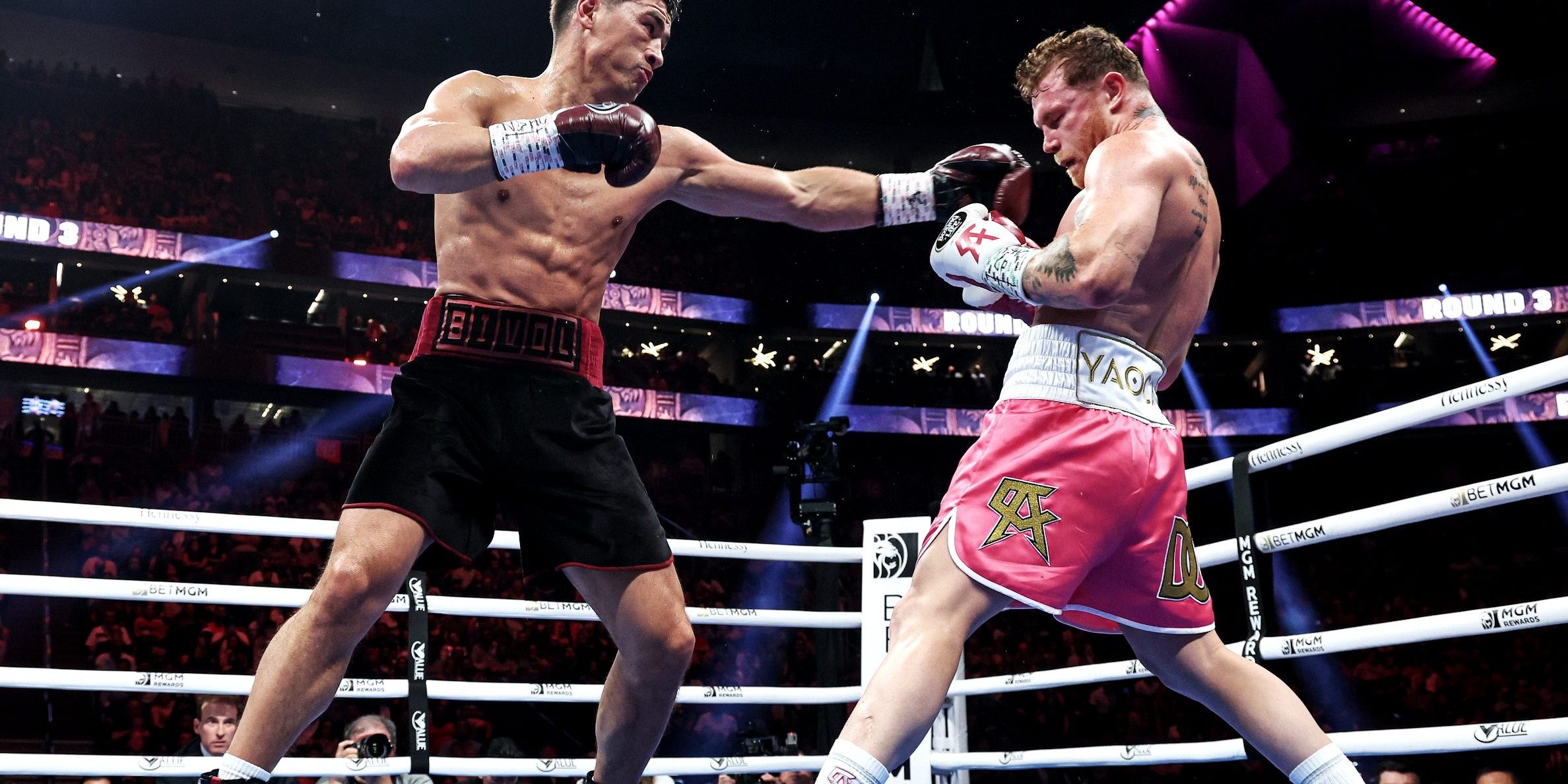 Dmitry Bivol vs. Saúl Canelo Álvarez gdu 12 del 070522 en Las Vegas retuvo el súpercampeonato mundial semicompleto de la AMB