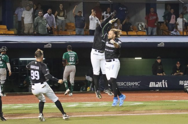 Guerreros de Oaxaca vs. Leones de Yucatán, juego 25, 1o de la serie, 10×9, del 200522 en Oaxaca, Kyle Martin, jonrón de dos carreras en la 9a, para dejar tendidos a los Leones