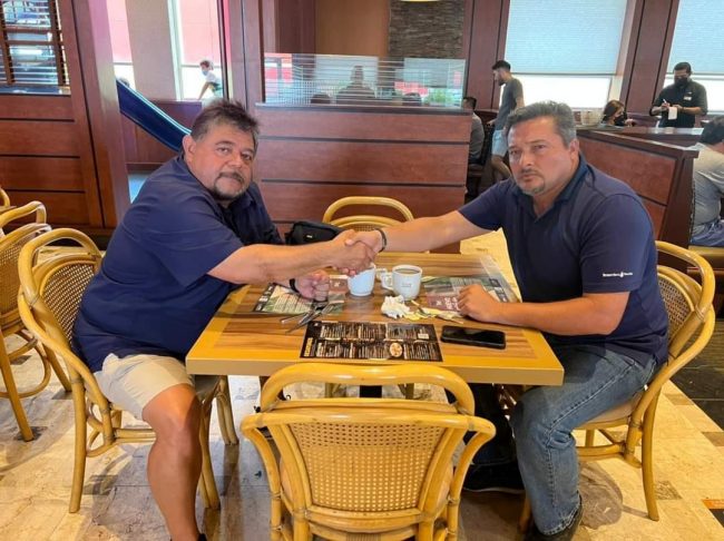 José Caballero, con Pedro Cámara dándose la mano del 270522 en Toks Altabrisa