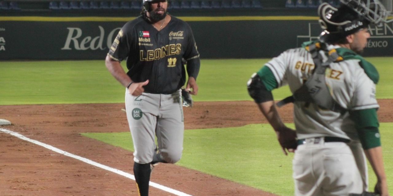 Leones de Yucatán vs. Pericos de Puebla, juego 24, 3o de la serie, serie para Puebla, 9×6 del 190522 en Puebla, Charles anotando en la 6a por jonrón de 2 de Carlo Mancillas