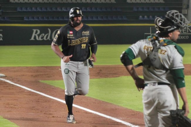 Leones de Yucatán vs. Pericos de Puebla, juego 24, 3o de la serie, serie para Puebla, 9×6 del 190522 en Puebla, Charles anotando en la 6a por jonrón de 2 de Carlo Mancillas