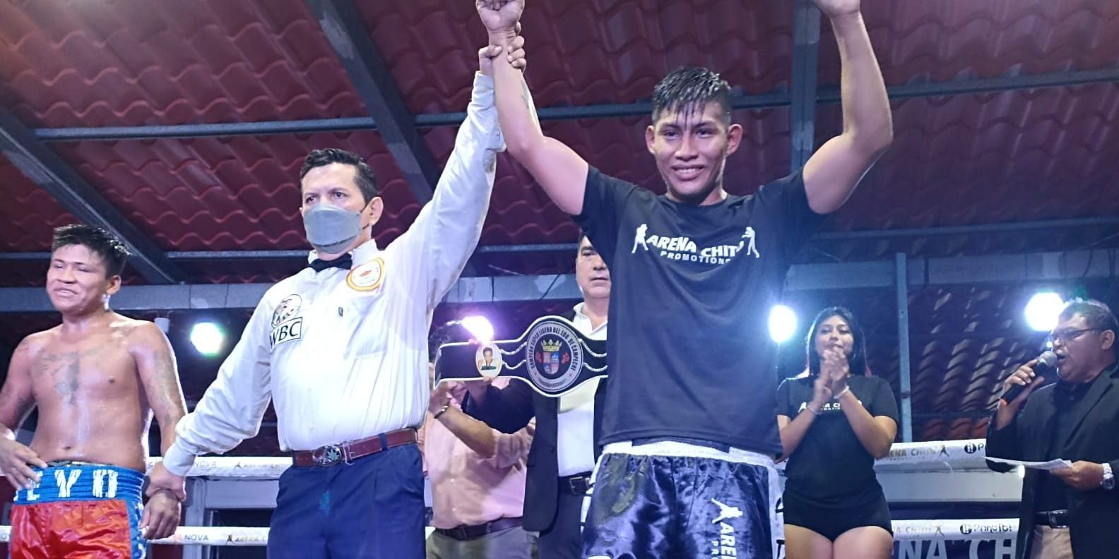 Ricardo Titán Soto vencedor de Alejandro Yeyo Delgado del 140522 en Ciudad del Carmen con réferi Rafael Chamaco Briceño