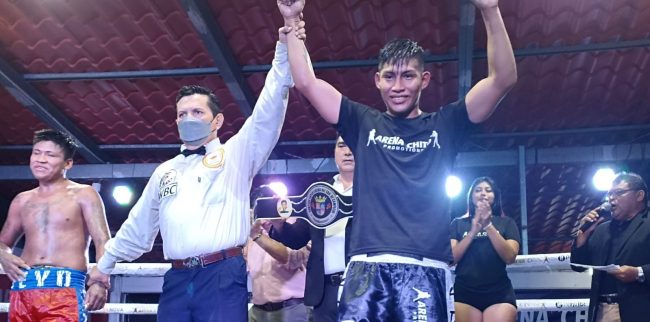 Ricardo Titán Soto vencedor de Alejandro Yeyo Delgado del 140522 en Ciudad del Carmen con réferi Rafael Chamaco Briceño