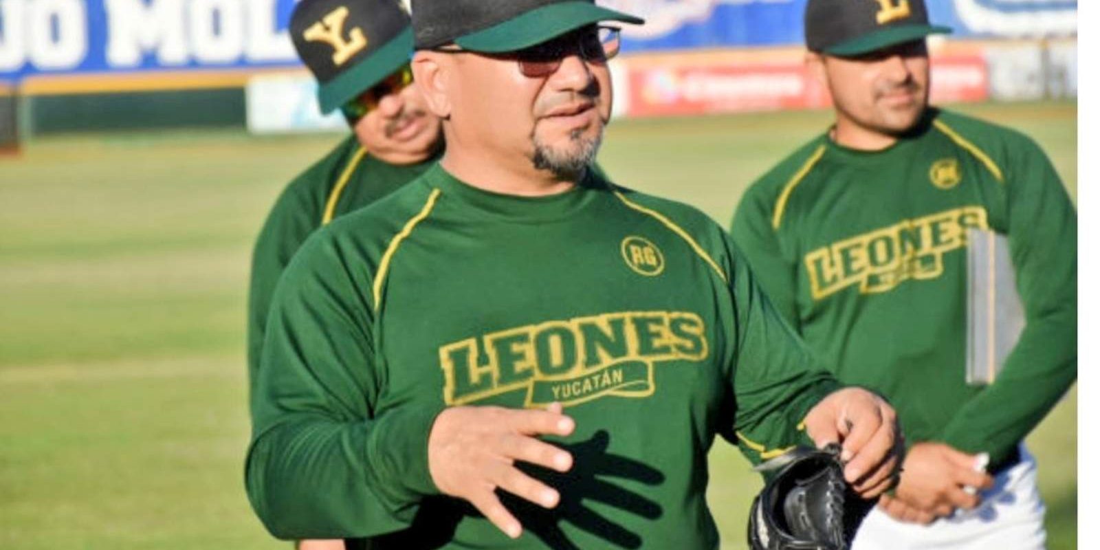 Roberto Chapo Vizcarra con uniforme melenudo
