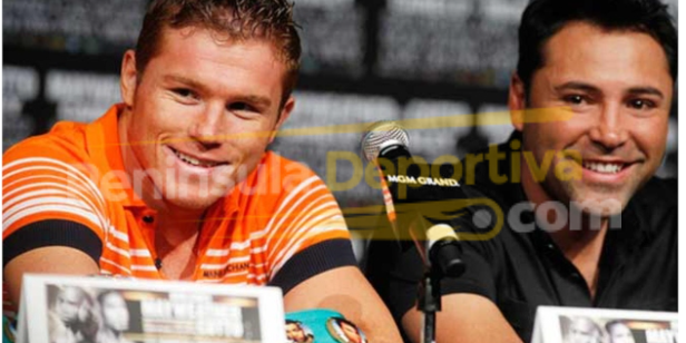 Saúl Canelo Álvarez con Óscar de La Hoya en presidium con marca de agua