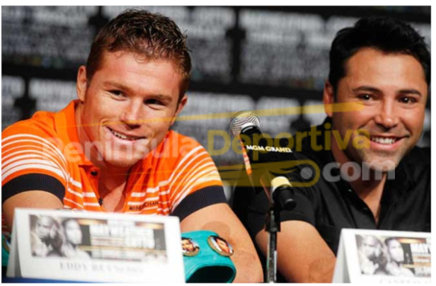 Saúl Canelo Álvarez con Óscar de La Hoya en presidium con marca de agua